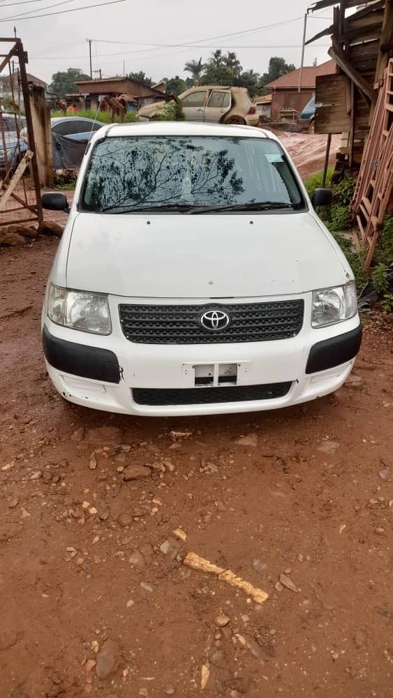 A picture of 2004 Toyota suceed