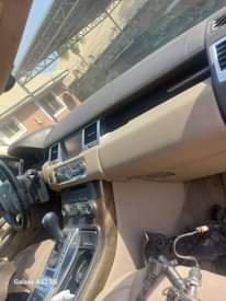 A picture of Range Rover sport HSE 2010 model