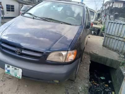 A picture of Toyota Sienna 02 03