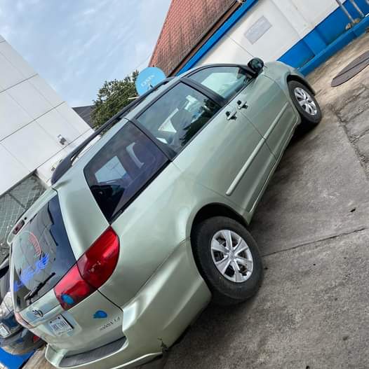 A picture of  2.3m Sharp Distress toyota Sienna 2007 Please come with