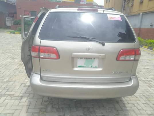 A picture of First body Toyota sienna for sale call O8037665153 