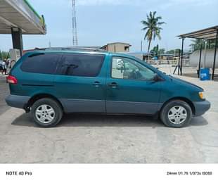 A picture of Toyota sienna 2003