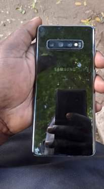 A picture of Samsung s10 plus