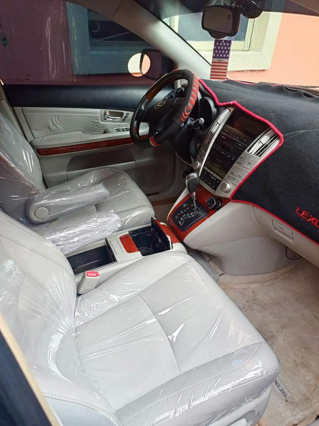 A picture of 2005 LEXUS RX330