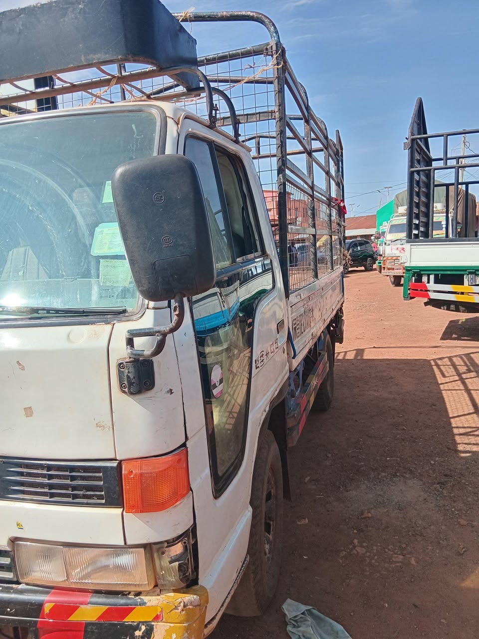 A picture of Isuzu elf 0783 162299