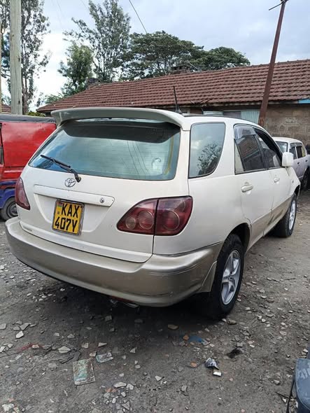 A picture of Toyota harrier 2000cc
