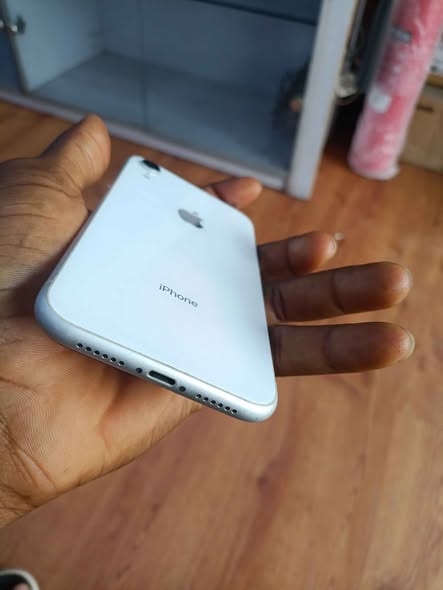A picture of iPhone XR 64gb white