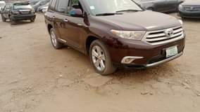 A picture of Awoof deal Neatly used 2010 highlander upgraded to 2013 going