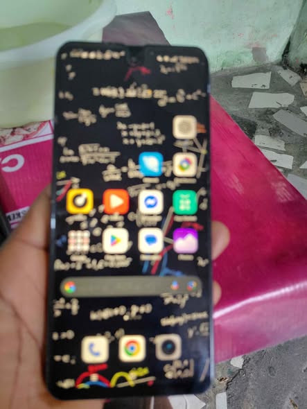 A picture of Realms c71 128gb with little crack still working good