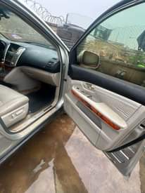 A picture of Partially first body 2005 Rx 330 Lexus with sun roof