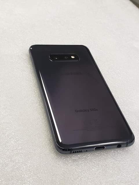 A picture of Samsung s10e