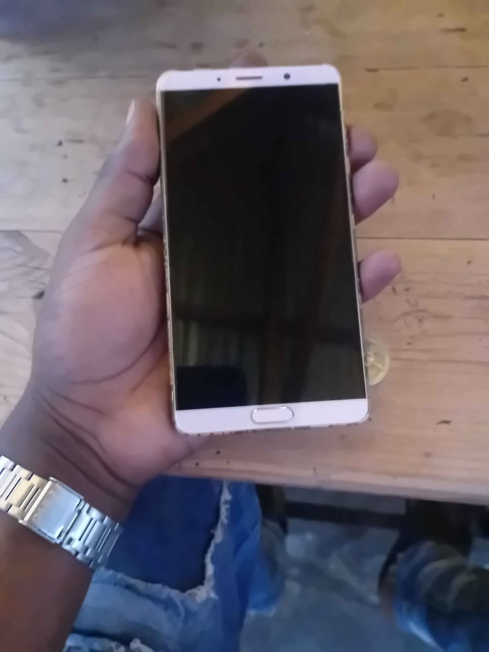 A picture of NAUZA HUAWEI MATE10 NAITUMIA MWENYEWE HAINA TATIZO KREKI ZISIZO NA