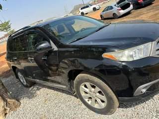 A picture of Toyota Highlander 2012
