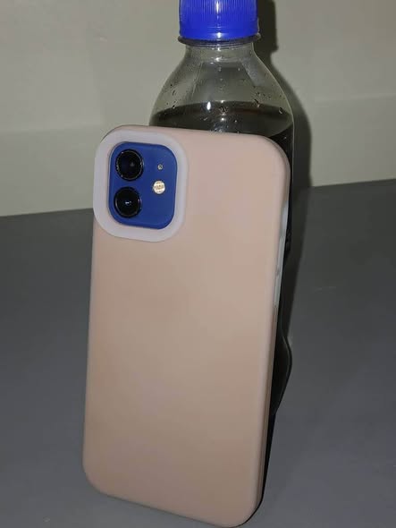 A picture of IPhone 12 64GB 550k 0740184141