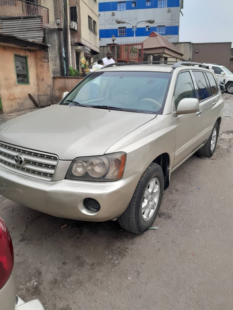 A picture of A clean Toyota Hilander 2003