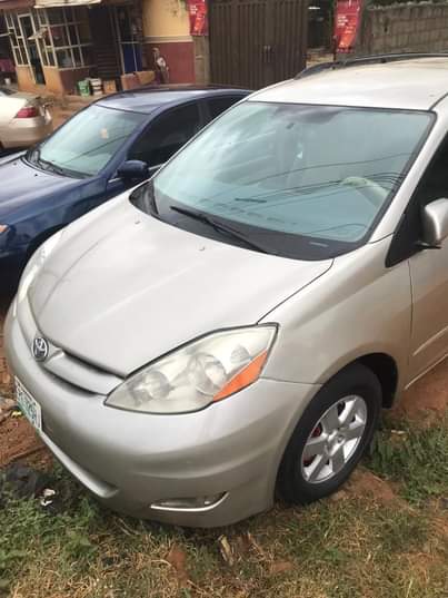 A picture of Super Clean Nigerian Used Toyota Sienna 2006 Repainted Clean Fabric
