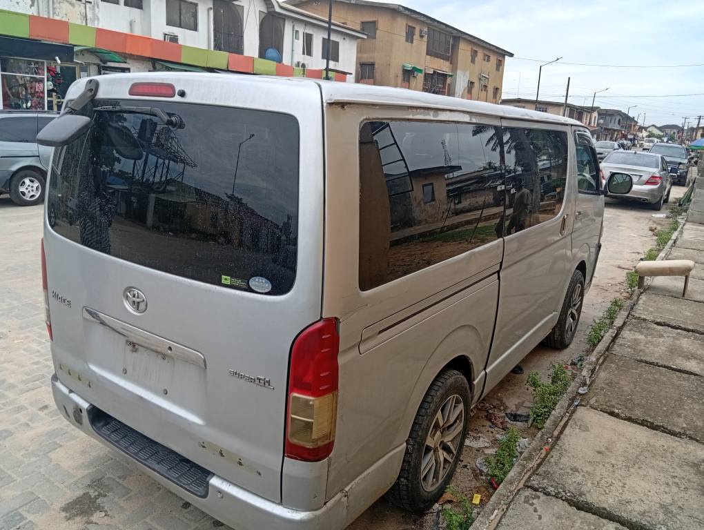 A picture of 2008 Toyota hiace hummer bus1