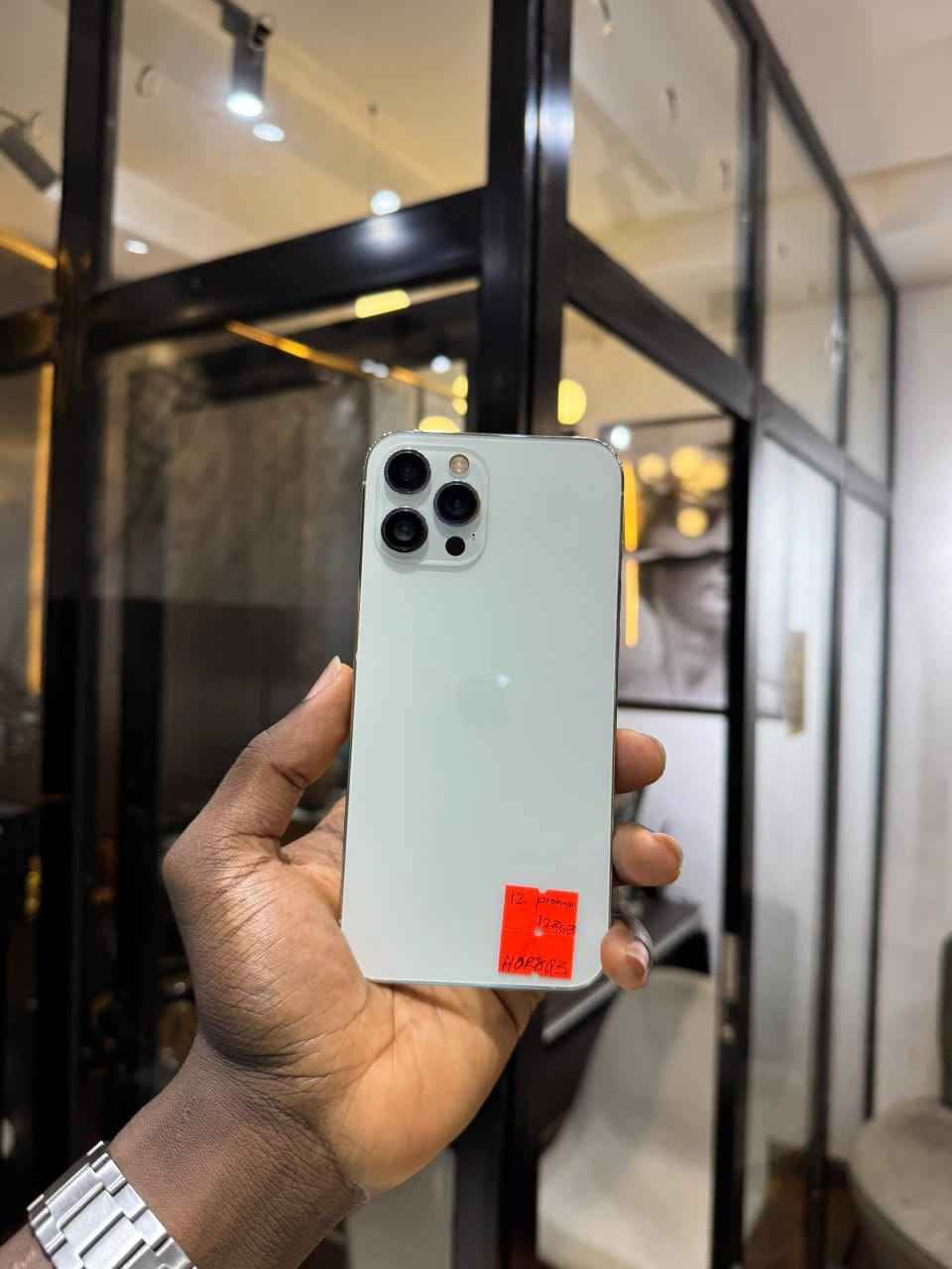 A picture of iPhone 12promax