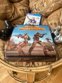 A picture of Playstation 4 slim with 3 controllers and fifa23 0701176711 call