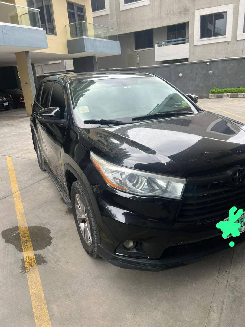 A picture of REGISTER USED TOYOTA HIGHLANDER V6 2015 MODEL... BLACK COLOR 