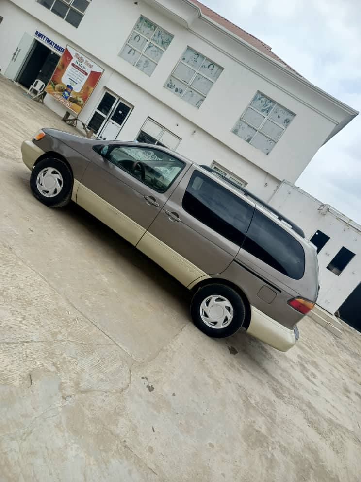 A picture of Neatly Used toyota sienna 02 model for sale at ojudu