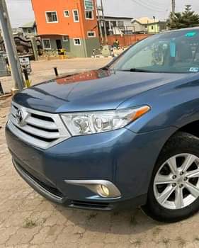 A picture of FOREIGN USED 2013 TOYOTA HIGHLANDER LIMITED Thumbstart Navigation System Reverse