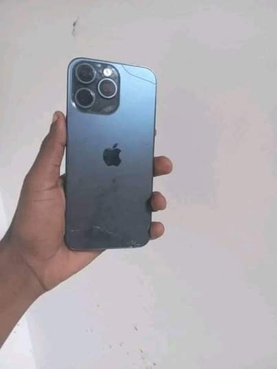 A picture of Iphone 15 pro max ina mstar kweny kioo inatumika freshi