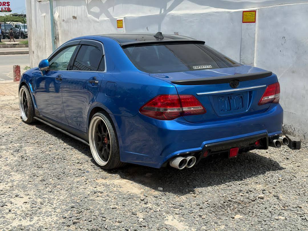 A picture of TOYOTA CROWN