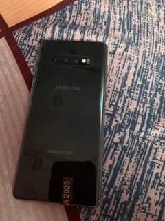 A picture of samung galaxy s10 plus clean as new