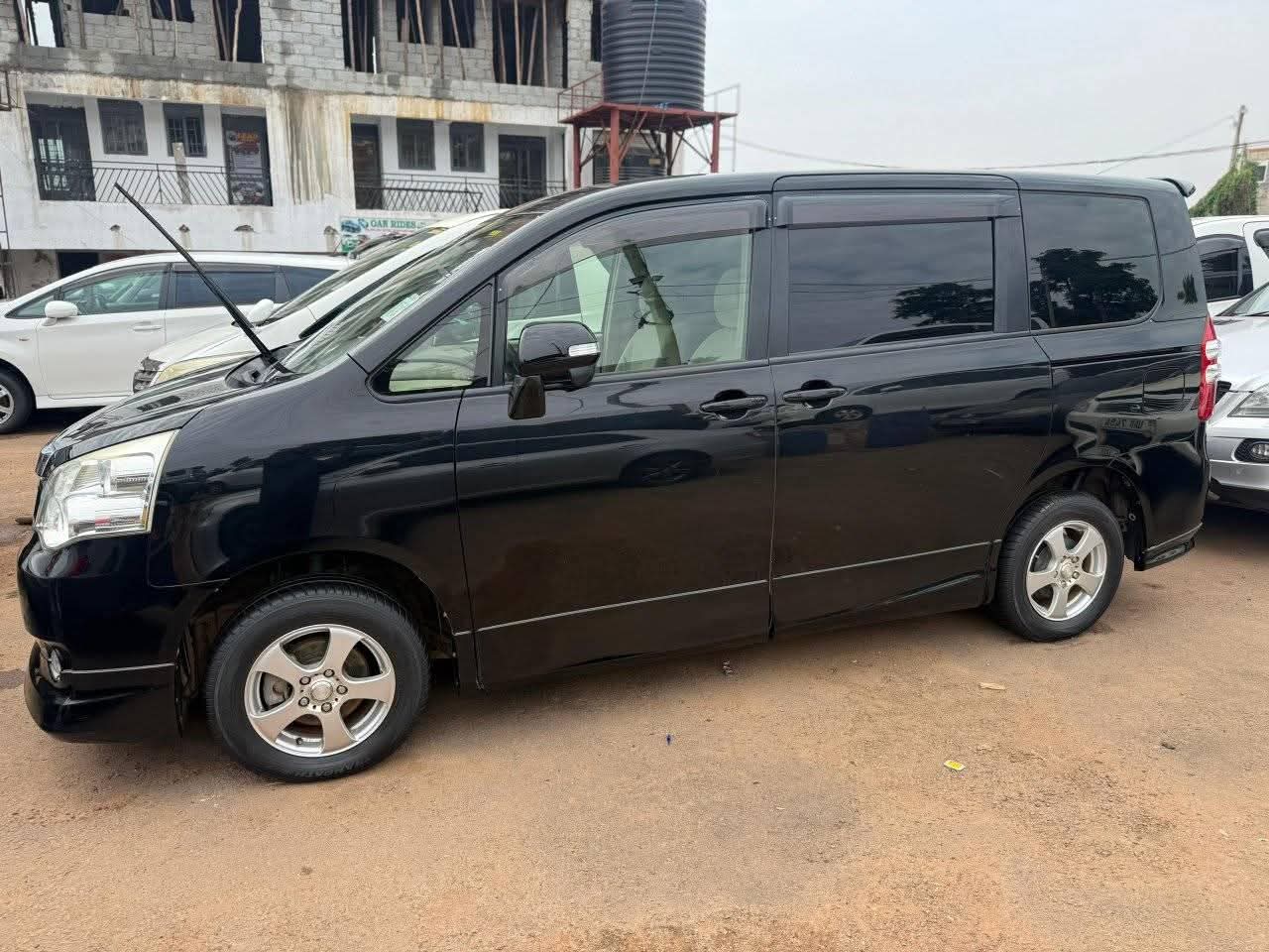 A picture of 2013 Toyota noah