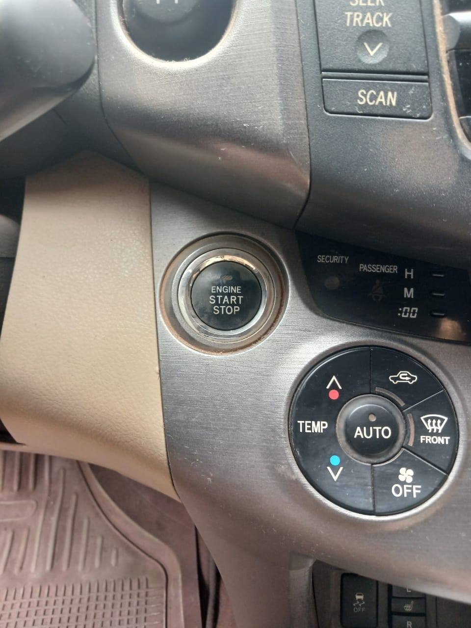 A picture of First body Toyota Rav4 V6 2011 with a sound engine