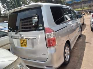 A picture of TOYOTA NOAH