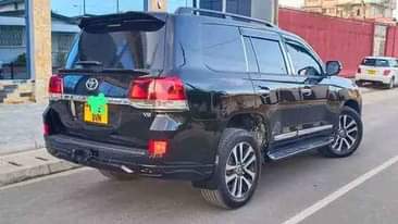 A picture of LAND CRUISER V8 FOR SALE Call Whatsapp 0713660746