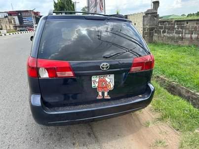 A picture of 05 Toyota Sienna