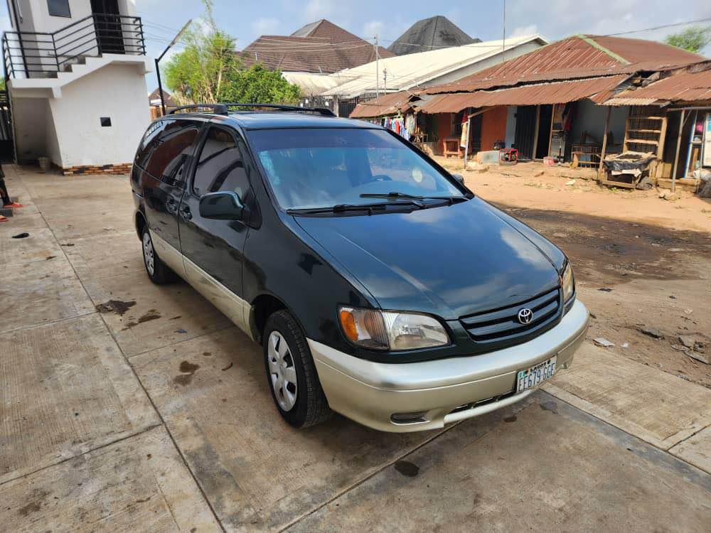 A picture of Toyota Sienna 2002