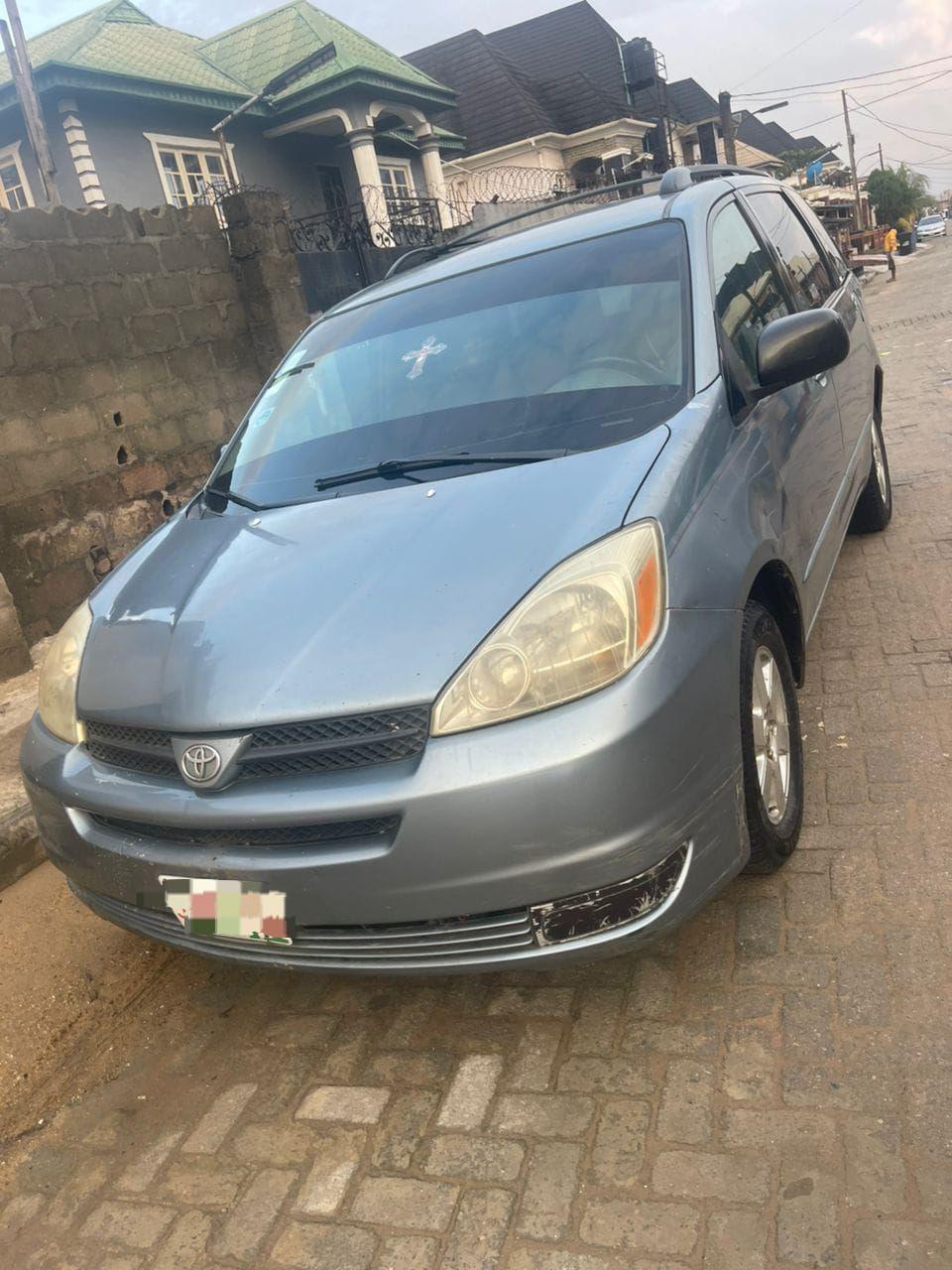 A picture of 100 First body Toyota Sienna 2005