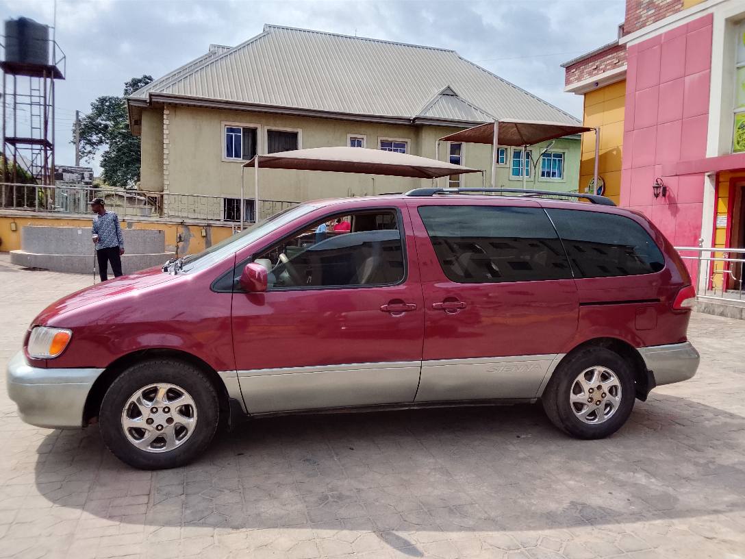 A picture of Toyota sienna 2003