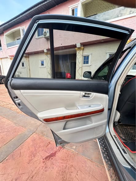A picture of Rx330 neatly used