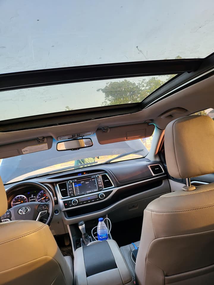 A picture of TOYOTA HIGHLANDER 2015