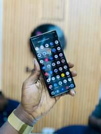 A picture of AQUOS R6