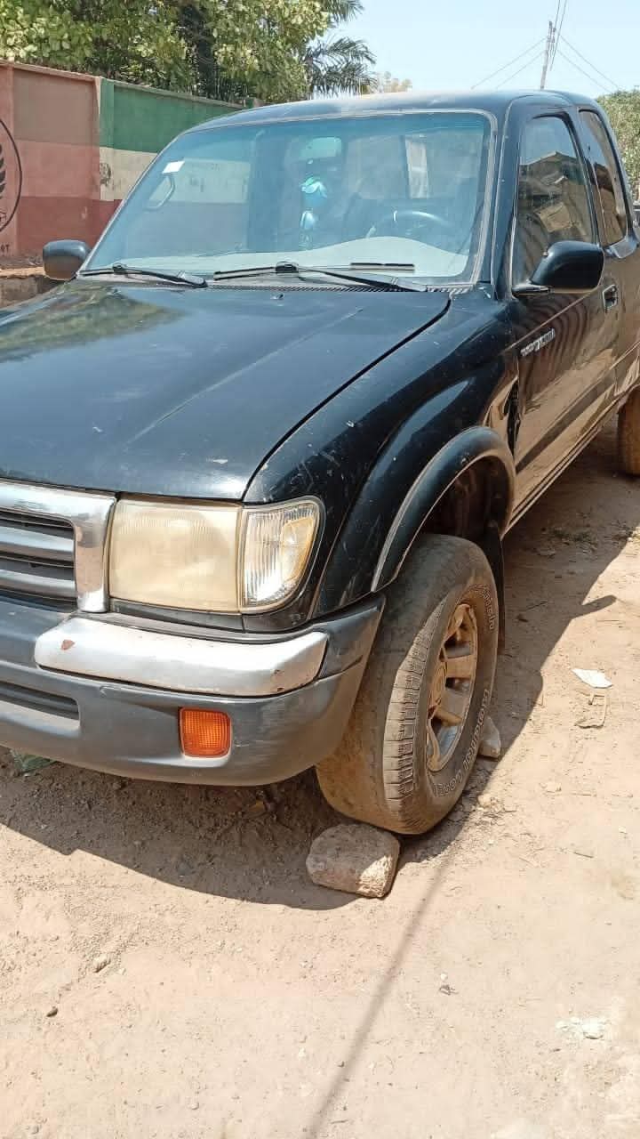 A picture of 2003 Toyota tacoma