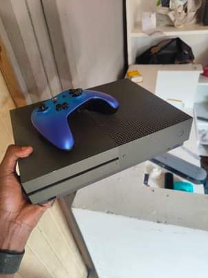 A picture of Xbox 1s storage 1 TB Games 4 Fifa 23 Need