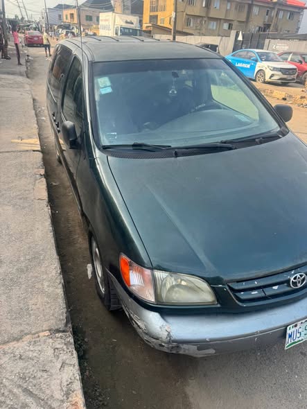 A picture of Toyota Sienna 2002