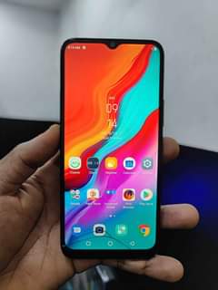 A picture of INFINIX HOT 8 Slight crack