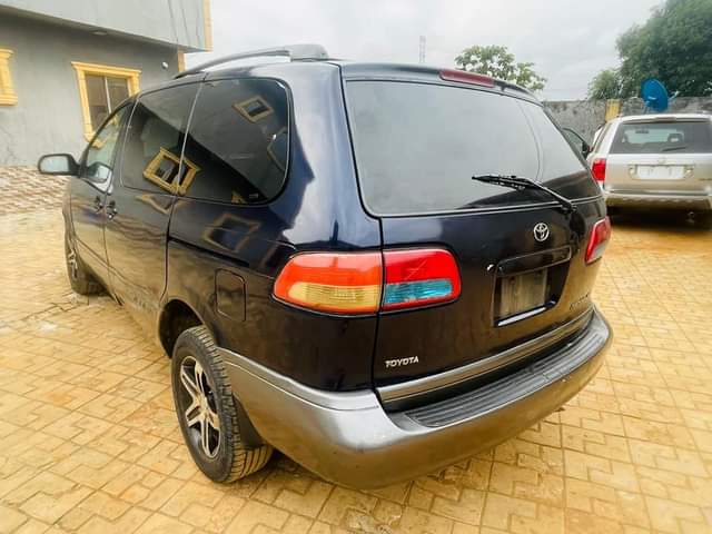 A picture of Call or Whatsapp 07088787361 Nearly used Toyota sienna 02 model