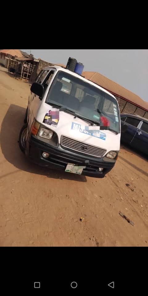 A picture of 2004 NIG USED TOYOTA HIACE BUS untampered good 4 plugs