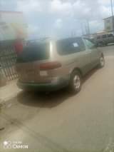 A picture of toyota sienna 1999 model