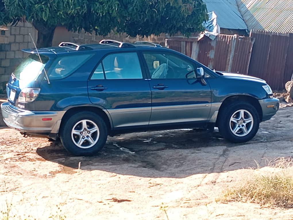 A picture of Lexus Rx300