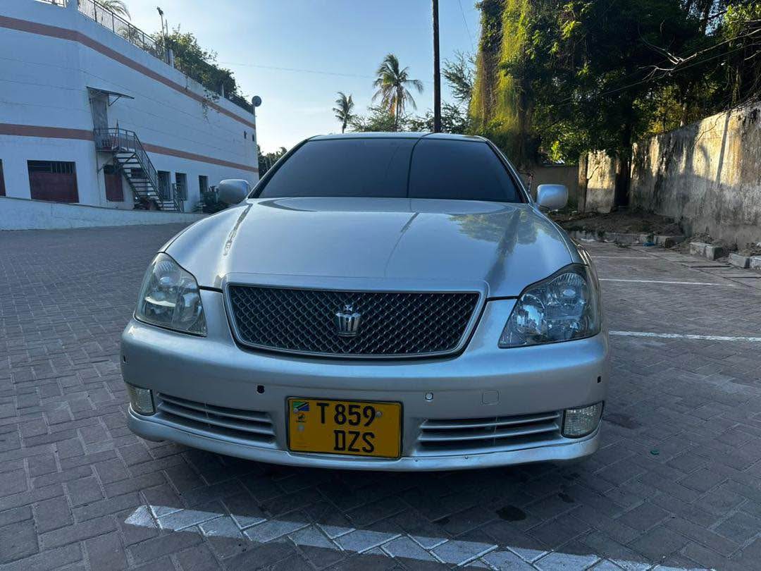 A picture of TOYOTA CROWN