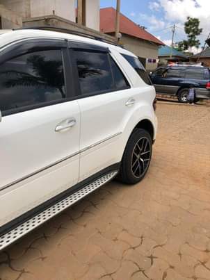 A picture of Mercedes Benz ML320